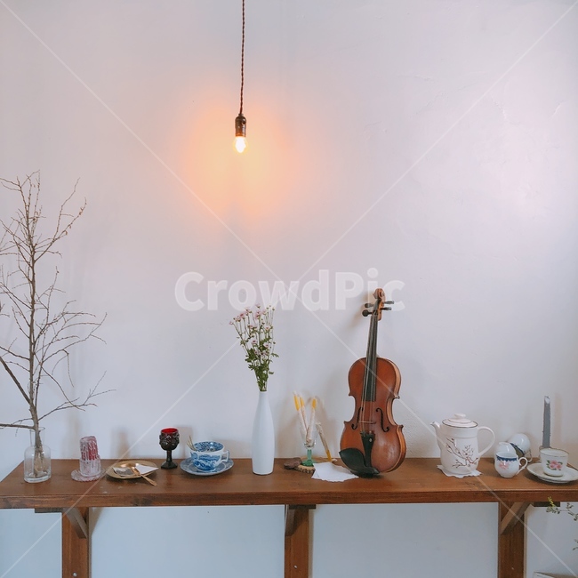 카페,감성,소품,분위기,바이올린,찻잔,접시,식기,꽃,가지,인테리어,cafe,coffee,인테리어,실내디자인,interior design