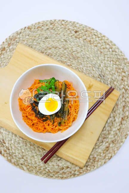계란,비빔면,라면,egg,비빔라면,비빔소스,그릇,ramen,koreanfood,dishes,noodle,cook,noodles,면,면요리,삶은계란,반숙,음식,식재료,요리,food,cook,meal,dishes,food reserves