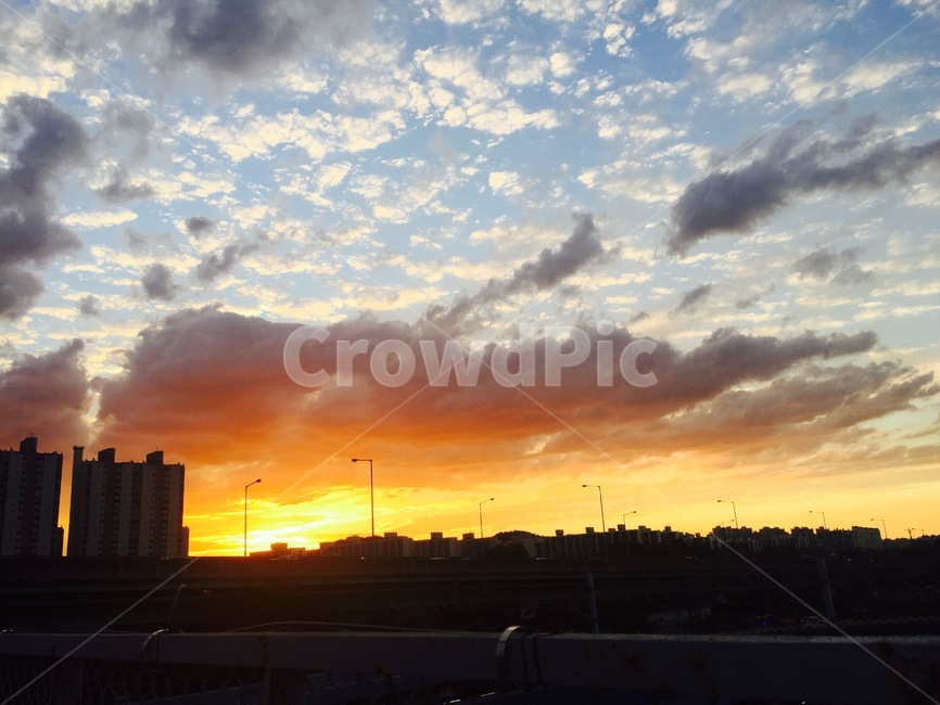 하늘,구름,주황,노을,경치,오후,도시,풍경,city,landscape,nature,자연,outdoors,옥외,sunlight,햇빛,dusk,황혼,dawn,새벽,red sky,붉은 하늘,sky,sunset,일몰