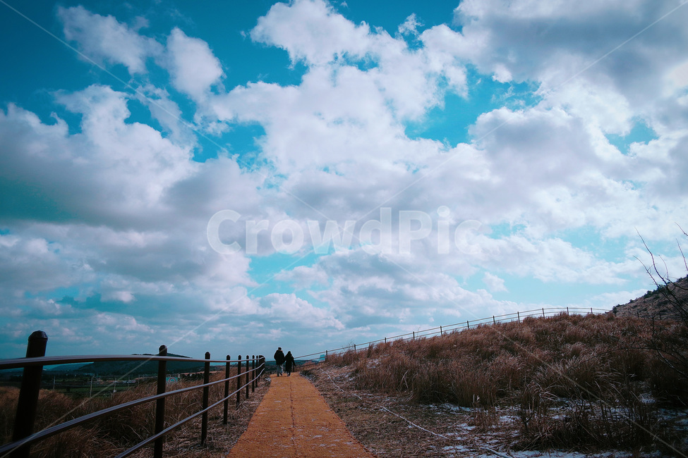 구름,하늘,흙길,파란하늘,sky,clouds,자연,풍경,nature,landscape,한국자연풍경,한국자연경관,korea nature landscape,road,도로,human,인간,person,사람,dirt road,gravel,자갈