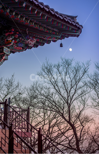 일몰,사찰,절,달,그라데이션,한국전통,한국문화,korean traditional,korean culture,색깔,색상,색채,색감,color sense,color sensitivity,feeling of color,건축물,건물외관,exterior,building,structure,architecture,construction