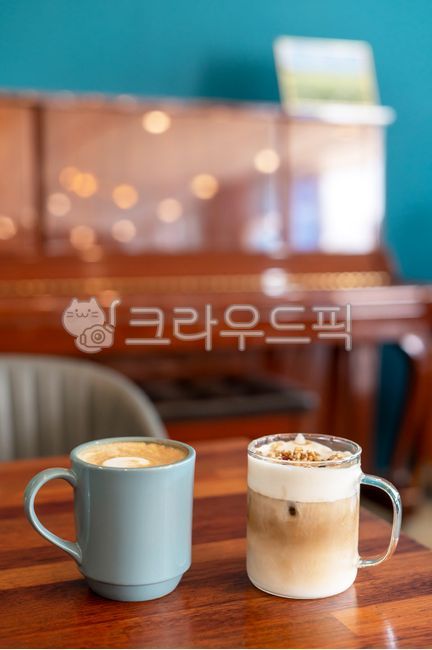 Emotion,cafe,two cups of coffee,bokeh,warmth,coffee,piano background