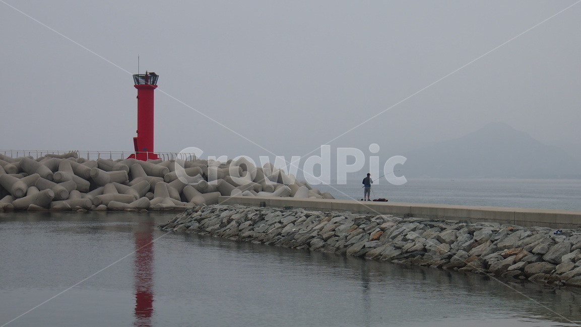 바다,sea,푸른바다,파란하늘,사람,등대,architecture,건축물,탑,person,building,낚시