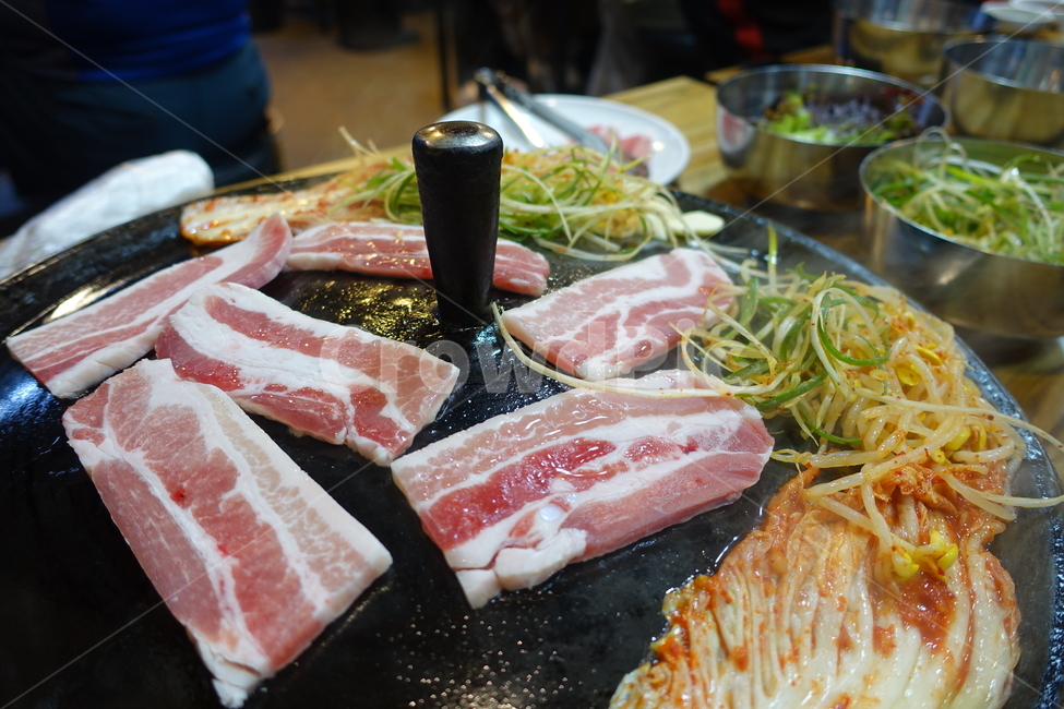 냉동삼겹살,삼겹살,돼지고기,육류,고기,음식,요리,솥뚜껑,쏱뚜껑삼곁살,바베큐,구이,음식,식재료,요리,food,cook,meal,dishes,food reserves,육류,고기,meat,한식,한국음식,한국요리,korean food,korean dishes,korean meal,korean cook