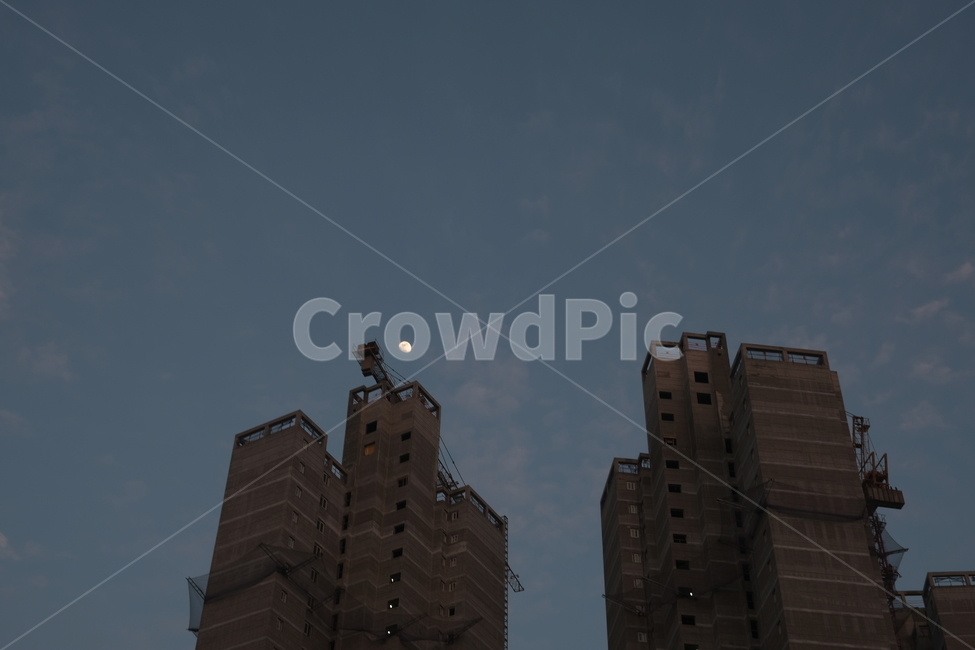 하늘,달,구름,풍경,건출물,건설,건설풍경,sky,clound,moon,landscape,건설현장,무보정,야경,밤,풍경,nightscape,night,landscape,산업,industry,industrial,건설업,건축업,construction industry,건축물,건물외관,exterior,building,structure,architecture,construction,urban,어반,town,도시,건물,city,시티,metropolis,중심지