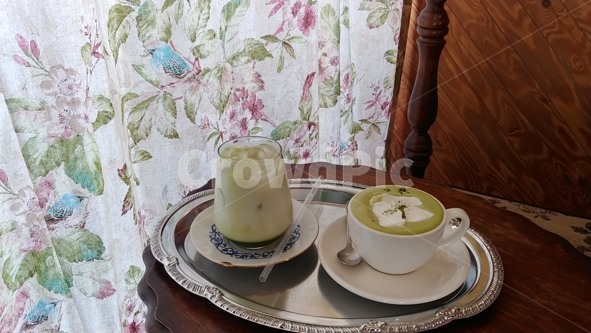 녹차라떼,말차라떼,쟁반,찻잔,크림,분위기,커튼,엔티크,antique,빈티지,vintage,cafe,카페,목재,카페테이블,테이블,table,후식,디저트,감성,녹차,말차,꽃무늬,초록색,그린티라떼,greentealatte,커피,카페,coffee,cafe