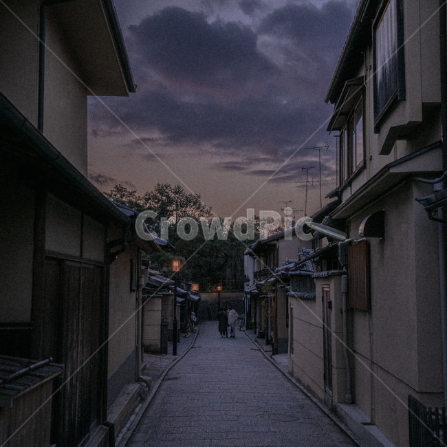 일본,교토,감성,무채색,신사,노을,저녁,도시,풍경,city,landscape,골목길,alley,해외,외국,세계,foreign,oversea,world,세계도시풍경,해외도시풍경,외국도시풍경,world cityscape,사람,인물,인간,human,person,walkway,보도,path,통로,flagstone,판석,sidewalk,pavement,포장
