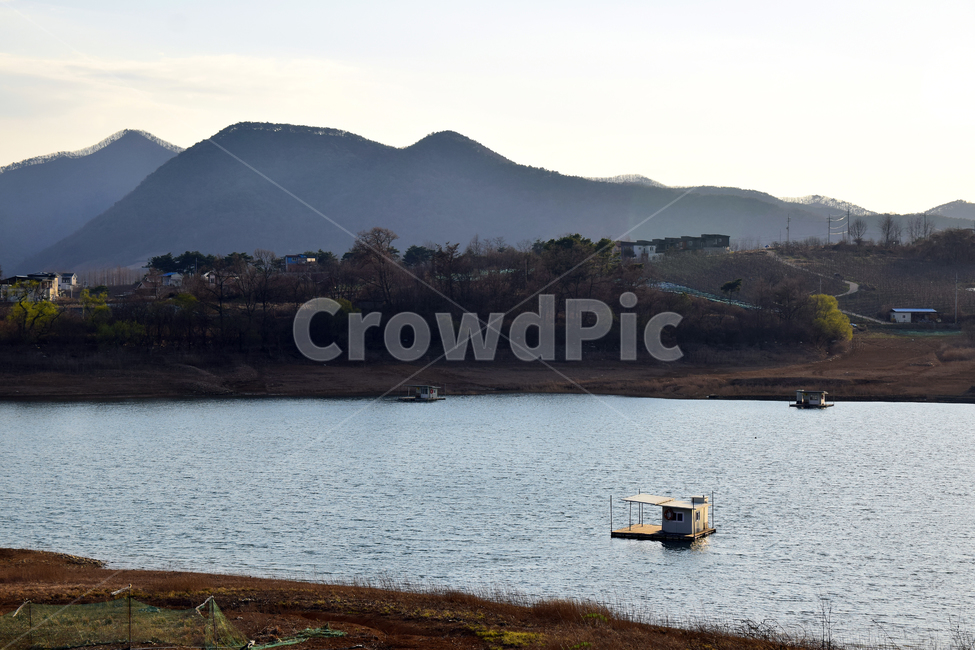 저수지,저수지풍경,물,산,좌대,먼산,저수지뷰,청풍호,낚시좌대,mountains,reservoir,water