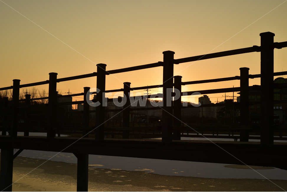 감성,따뜻함,겨울,다리,빛,도시,풍경,city,landscape,실루엣,그림자,silhouette,shadow,handrail,난간,banister,railing