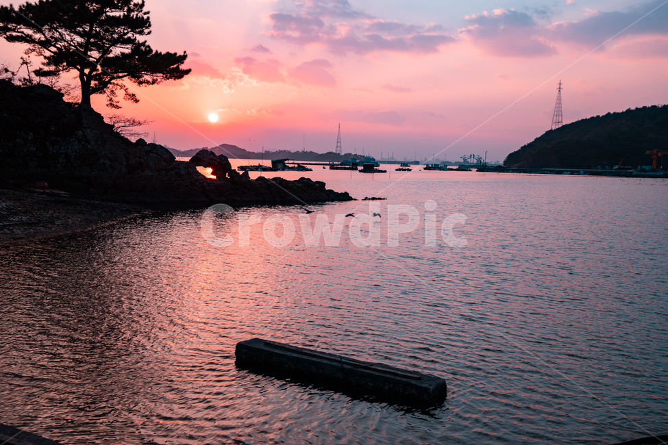 해,바다,노을,섬,바위,풍경,하늘,일몰,해질녘,반영,빛번짐,landscape,sea,sky,sun,sunset,색감,자연,풍경,nature,landscape,실루엣,그림자,silhouette,shadow,색깔,색상,색채,색감,color sense,color sensitivity,feeling of color,outdoors,옥외