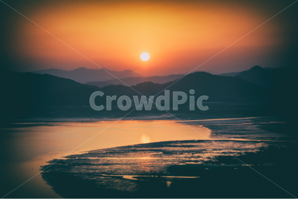 자연,풍경,일몰,sunset,landscape,nature,sunfall,태양,해,햇빛,sun,sunlight,light,빛,산,산맥,낙조,만,bay,mountain,하늘,sky,자연,풍경,nature,landscape,해변,바다,beach,sea,outdoors,옥외,dusk,황혼,dawn,새벽,red sky,붉은 하늘