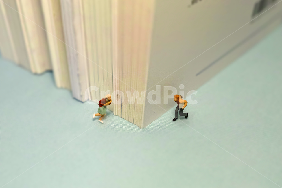 우연,만남,연결,일상,두사람,첫만남,미니어처,책,도서관,학교,지각,기회,찬스,chance,run,meet,happen,suddenly,순간,찰나,충돌,연출,컨셉,콘셉,direction,concept