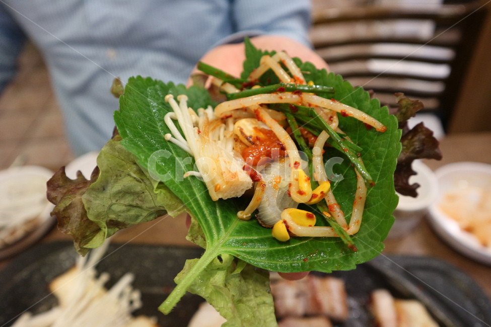 삼겹살,고기,쌈,깻잎,돼지고기,야채쌈,맛집,육류,육식,음식,요리,외식,회식,저녁식사,porkbelly,meat,food,cook,cooking,sesame,한국음식,korea,koreanfood,koreancooking,eat,eatout,dinner,dining,diningtogether,wrapping,eating
