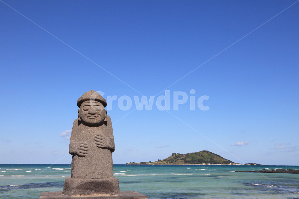 돌하르방,돌하루방,바다,제주,제주도,풍경,자연,하늘,배경,백그라운드,해변,해수욕장,섬,바닷가,비치,석상,조각,조각상,조각물,민속,전통,상징,상징물,심벌,돌,하루방,하르방,미소,해안,파도,파노라마,맑은,깨끗한,아름다운,현무암,조형물,전설,수호신,비양도,한국,제주도,jeju,jeju island,한국전통,한국문화,korean traditional,korean culture,조각상,동상,석상,조형물,statue,bronze statue,stone statue,종교,신앙,religion,belief,faith,water,물,shoreline,해안선,sea,outdoors,옥외,ocean,대양,nature,land,땅