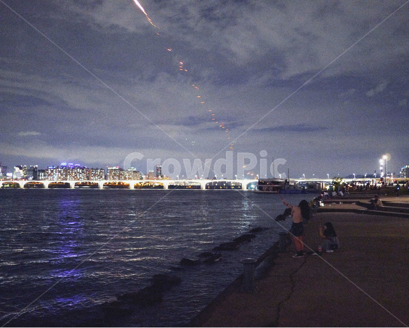 한강공원,야경,불꽃놀이,fireworks,nightview,hangangriver,seoul,야경,밤,풍경,nightscape,night,landscape,사람,인물,인간,human,person,여성,여자,woman,female,lady,친구,우정,friendship,companion,water,물,waterfront,워터 프론트