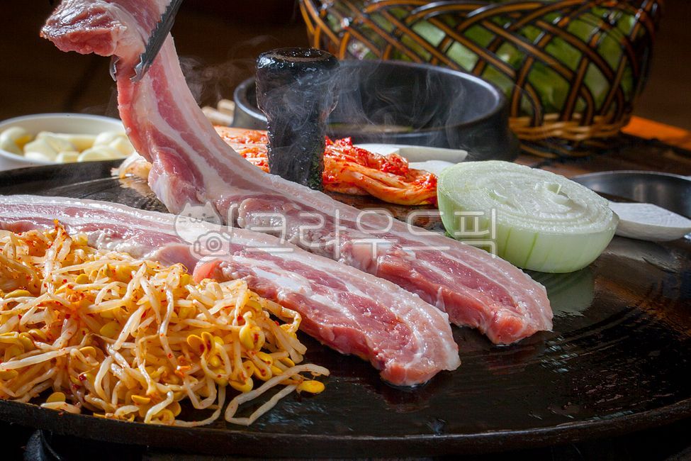 Pork belly,onion,Raw neck meat,pork,pig,BBQ,Domestic raw pork belly,pork belly,pot lid pork belly,cast iron,Korean food,Grilled Pork Belly,ingredients,Kimchi Pork Belly,Korean restaurant,Raw pork belly,roast,Cast iron pot lid pork belly,Pot Lid Raw Pork B