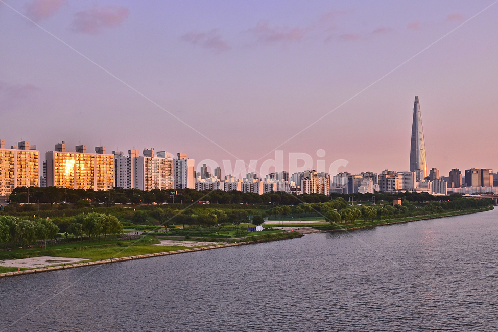 빌딩,건축물,고층빌딩,해질무렵,노을빛,석양,sunset,river,water,한강,강물,반사,배경,바탕,백그라운드,background,아파트촌,고수부지,building,건물,도시풍경