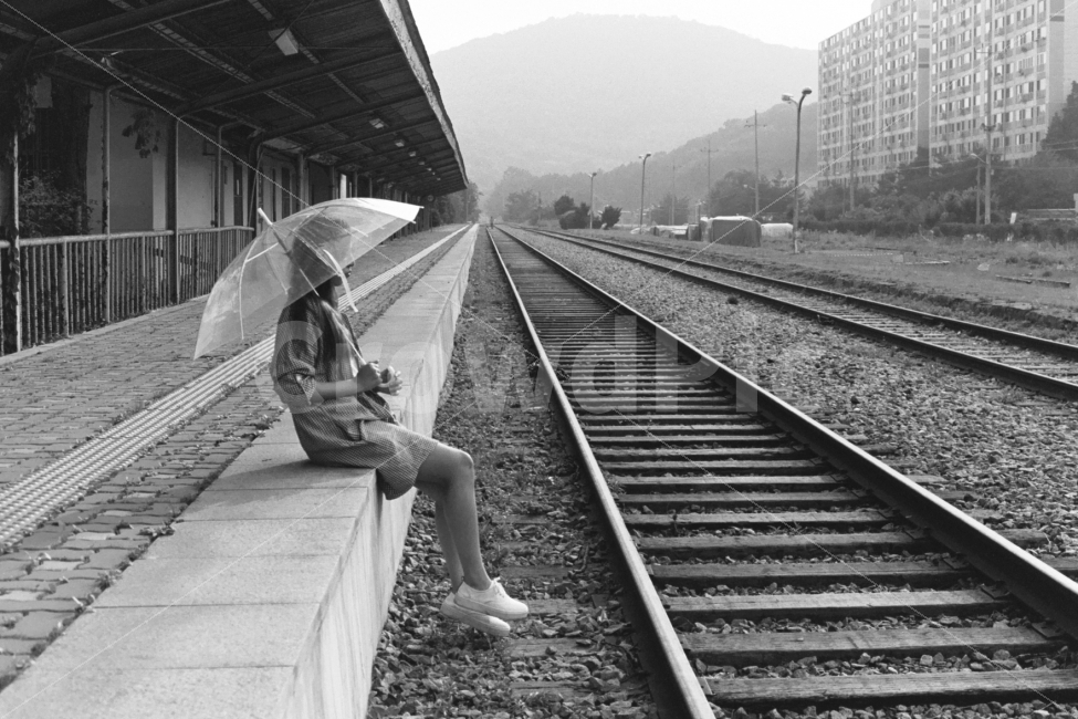 사람,여자,소녀,우산,기찻길,폐역,쓸쓸함,기다림,우울,아련함,흑백,필름,필카,교통,교통수단,traffic,transportation,사람,인물,인간,human,person,여성,여자,woman,female,lady,감정표현,기분,feeling,emotion,고독함,외로움,쓸쓸함,우울함,슬픔,lonely,solitary,흑백,모노톤,monochrome,black and white,railway,철도,rail,레일,train track