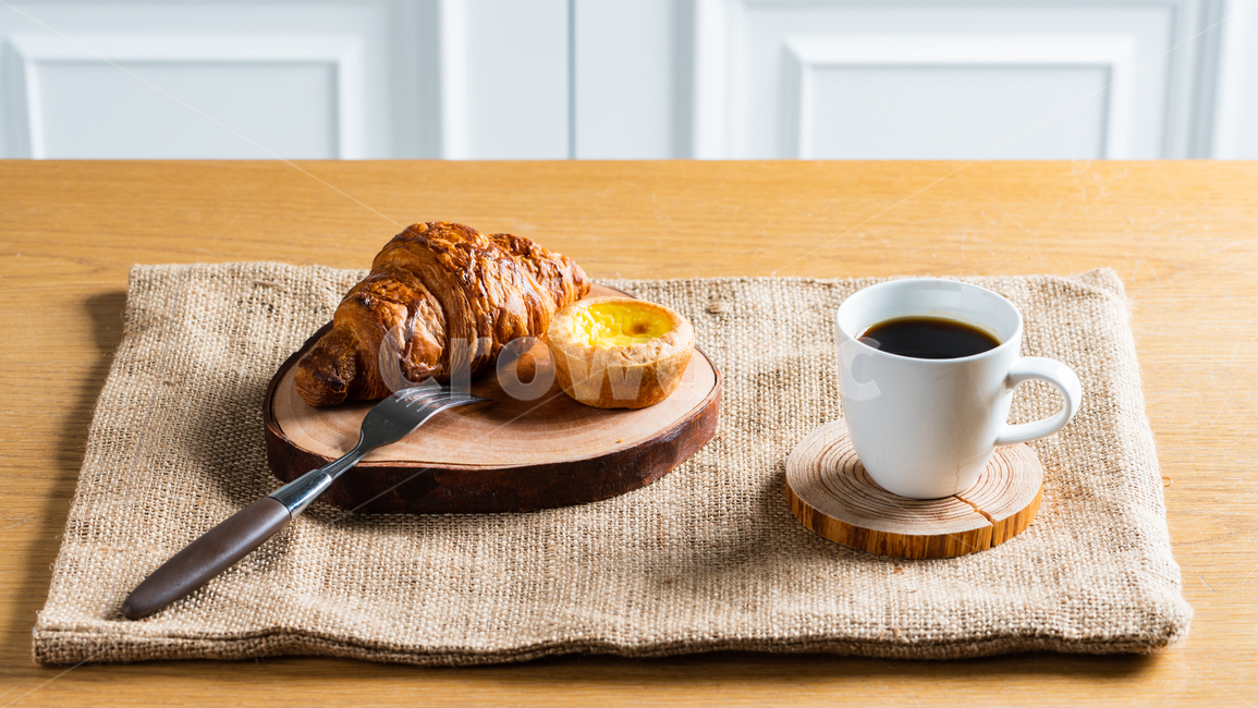 주방,도구,식탁보,현대적인,깔끔한,흰색,실내,인테리어,정돈된,브런치,아침식사,점심식사,식탁,맛있는,달콤한,달달한,음식,끼니,배고픈,쟁반,목기,나무,빵,커피잔,머그컵,커피,패스츄리,포크,음식,식재료,요리,food,cook,meal,dishes,food reserves,빵,bread,아침식사,조식,브런치,breakfast,brunch,커피,카페,coffee,cafe
