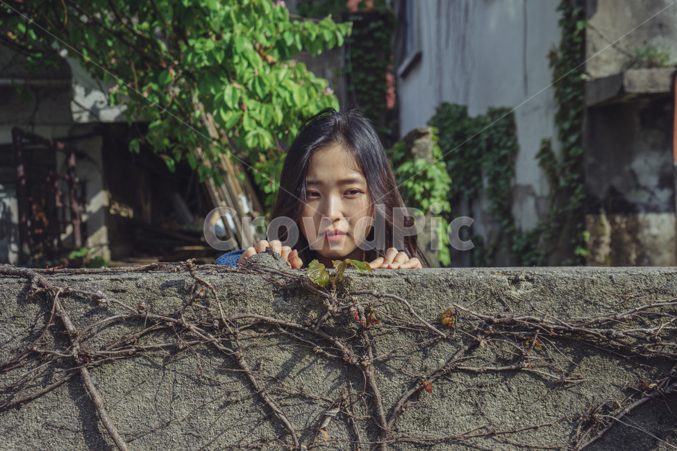 얼굴,표정,face,슬픔,고독,sad,감정,감성,인물사진,portrait,담벼락,사람,인물,인간,human,person,얼굴표정,facial expression,face,여성,여자,woman,female,lady,감정표현,기분,feeling,emotion,빈티지사진,빈티지느낌,빈티지감성,vintage