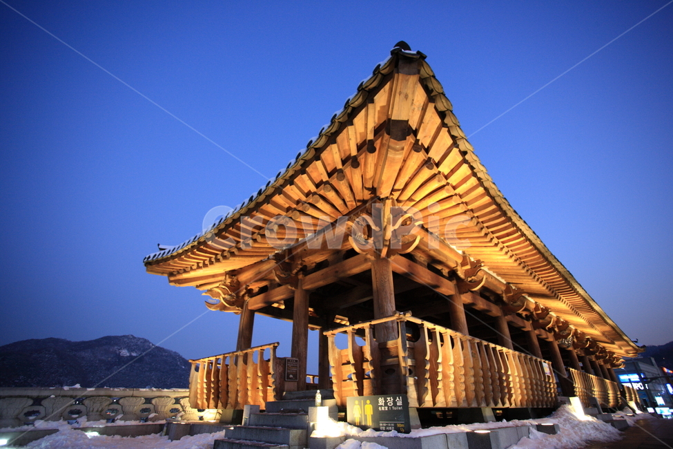 전주,한옥,전통건물,청연루,남천교,한옥마을,겨울,계절,winter,season,야경,밤,풍경,nightscape,night,landscape,한국전통,한국문화,korean traditional,korean culture,건축물,건물외관,exterior,building,structure,architecture,construction,porch,현관,patio,안마당