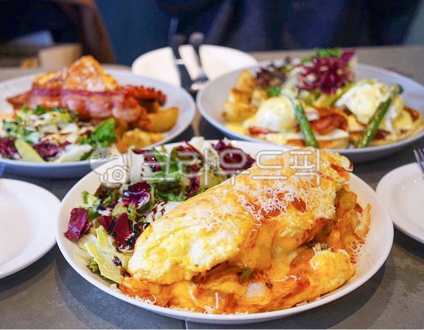 egg,egg dishes,egg roll,omelet,food,meal,toast,dessert,brunch,Brunch menu,cooking,date food,Egg Omelette