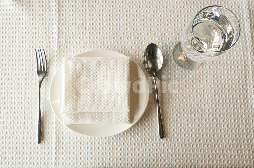 레스토랑,접시,서비스,준비,식기,셋팅,테이블,흰색테이블,하얀색,배경,연회,밝은,카페,헝겊,냅킨,수건,크리스탈,수저,포크,장식,식사,저녁,요리,물컵,깔끔한,깨끗한,순백의,유리컵,우아한,식사준비,금속,스푼,흰색접시,리셉션,설정,반짝이는,은제식탁,식탁보,기구,보기,화이트,잔,컵,음료수,drink,beverage,사물,물건,오브젝트,thing,object,matter