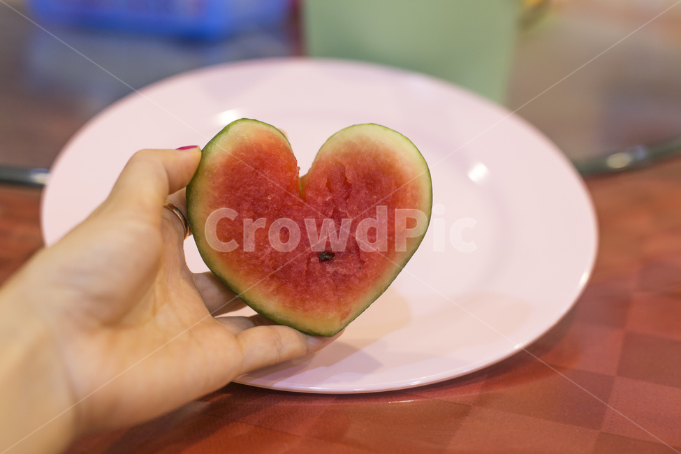 수박,과일,여름,하트,껍질,손,접시