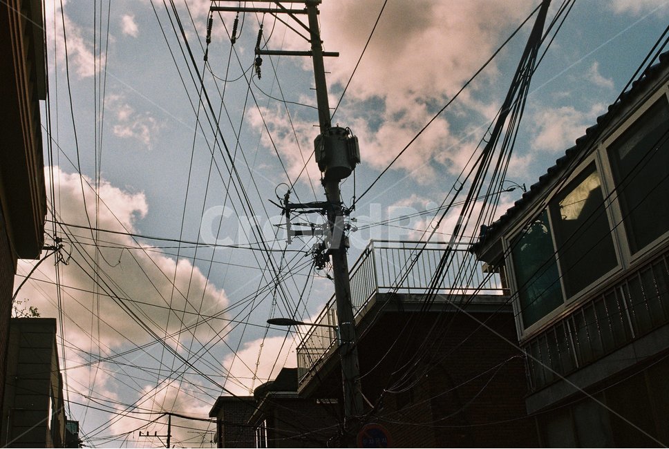 필름,필름카메라,감성사진,필름사진,역광,하늘,구름,측광,도시,풍경,city,landscape,한국도시풍경,한국도시경관,korea cityscape,감성,sensible,feeling,건축물,건물외관,exterior,building,structure,architecture,construction,cable,케이블,power lines,전력선,electric transmission tower,송전탑