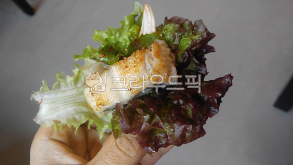 장어,민물장어,장어구이,민물장어구이,바다장어,한식,소금구이,구이,보양식,자연,자연식,식당,bbq,바베큐,음식,상추,손,food