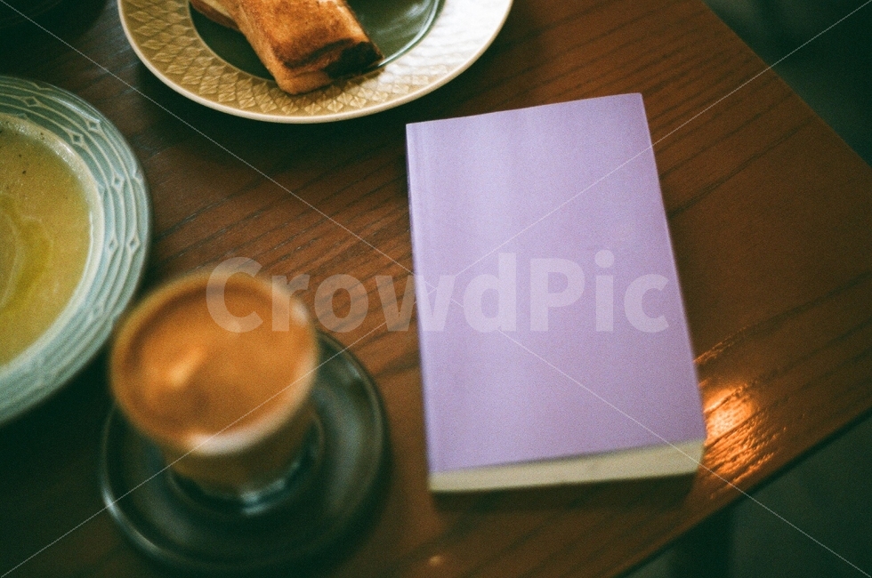 책,커피,보라색,테이블,접시,감성사진,필름사진,카페,그림자,빛,브런치,점심,대화,친구,이야기,독서,book,coffee,brunch,table,sensitive,film,cafe,shadow,light,after,meet,friends,story,연출사진,가을,커피,카페,coffee,cafe,감성,sensible,feeling,사물,물건,오브젝트,thing,object,matter,연출,컨셉,콘셉,direction,concept