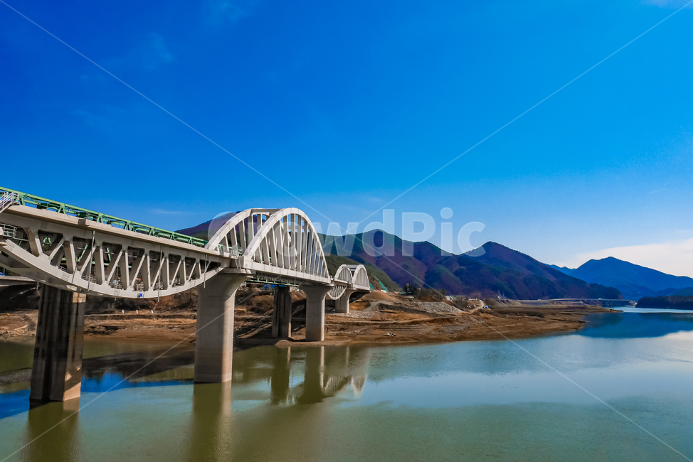 다리,푸른하늘,자연,배경,한국자연풍경,풍경,nature,나무,산,tree,mountain,sky,outdoors,bridge,옥외,낭떠러지,cliff,곶,강,river