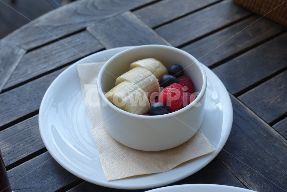 카페,야외카페,디저트,베이커리,받침접시,pottery,도기류,흰접시,플레이팅,fruit,과일,food,음식,raspberry,산딸기,바나나,banana,wood,wooden,table,테이블,나무테이블,과일,열매,fruit
