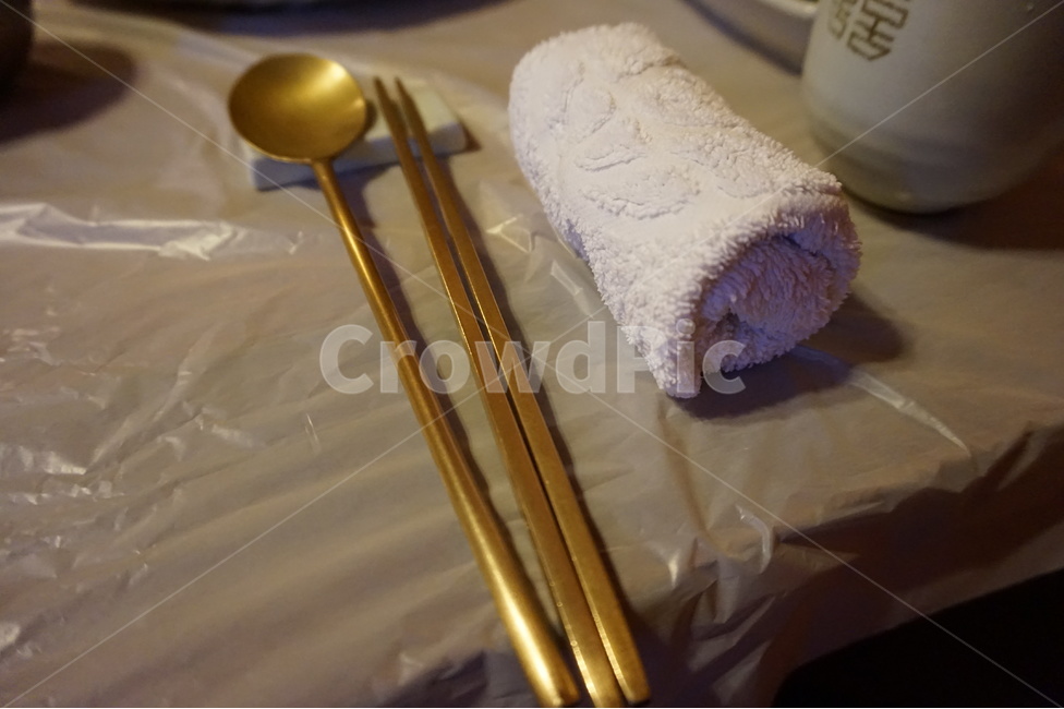 금수저,수저,젓가락,숟가락,황금색,금색,옛날수저,물수건,한식,한식당,사물,물건,식기류,전통수저,한국수저,한국전통수저,spoonandchopsticks,setting,식기,spoon,chopsticks,한국수저세트,수저세트,한국전통,한국문화,korean traditional,korean culture,사물,물건,오브젝트,thing,object,matter