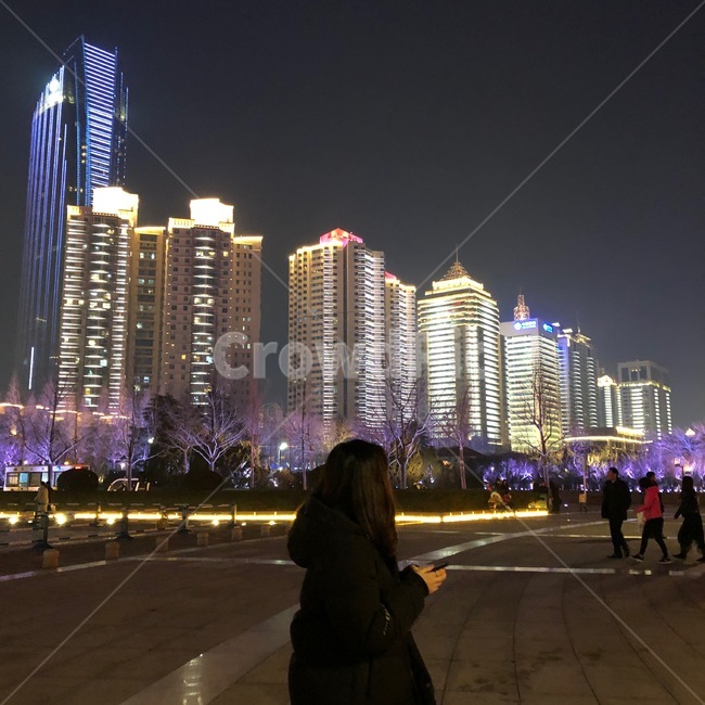 조명,여자,뒷모습,야경,중국,도시,야경,밤,풍경,nightscape,night,landscape,도시,city,사람,인물,인간,human,person,여성,여자,woman,female,lady,pedestrian,보행자,building,건물,metropolis,중심지,town,시티,urban,어반,downtown,도심