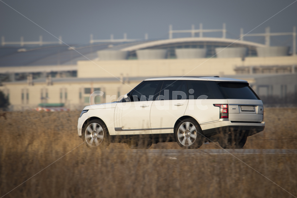 공항,도로,풀섶,유리창,썬팅,타이어,주행중,운전석,주행,운전중,자동차,승용차,suv,바퀴,교통,배경,교통,교통수단,traffic,transportation