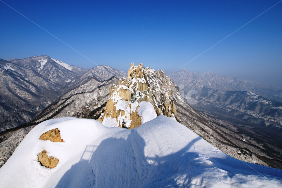 설악산,울산바위,풍경,설경,속초,겨울,계절,winter,season,자연,풍경,nature,landscape,한국자연풍경,한국자연경관,korea nature landscape,mountain,산,mountain range,산맥,outdoors,옥외,peak,피크