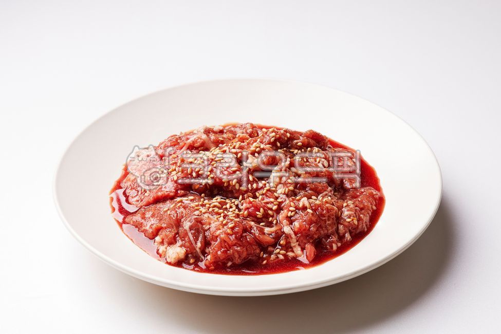 고기,불고기,음식,한국음식,양념고기,소고기,맛있는,식사,저녁식사,안주,붉은고기,생고기,흰색배경,흰색접시,참깨,양념