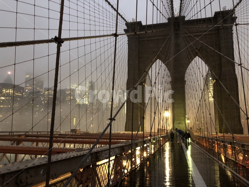 뉴욕,노을,야경,브루클린브릿지,sunset,rain,건물,다리,bridge,newyork,야경,밤,풍경,nightscape,night,landscape,해외,외국,세계,foreign,oversea,world,건축물,건물외관,exterior,building,structure,architecture,construction,banister,난간,handrail
