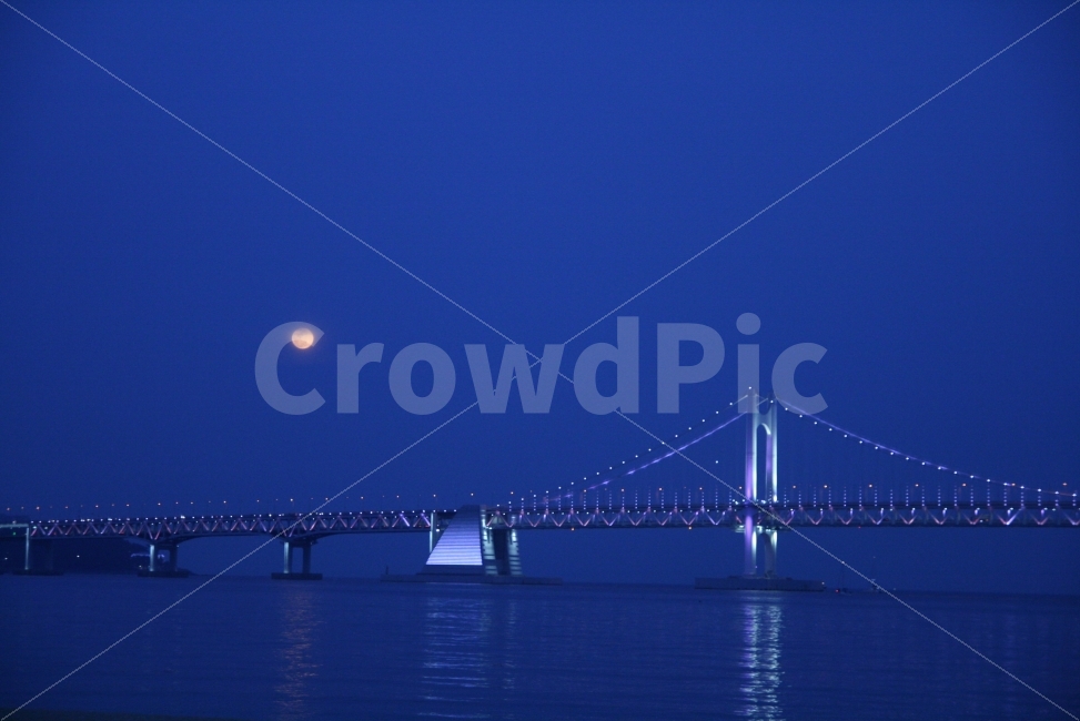 부산,여행,밤,저녁,달,다리,광안대교,광안리,감성,감성사진,빛,일상,색감,하늘,푸른,blue,바다,바닷가,자연,풍경,nature,landscape,도시,city,야경,밤,nightscape,night,building,건물,bridge