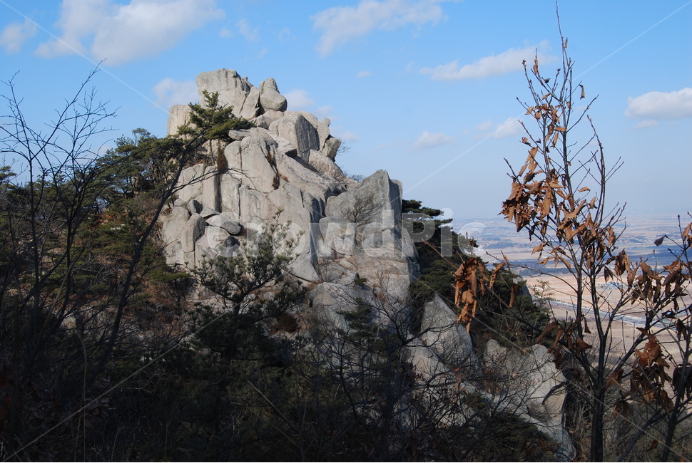 용봉산,홍성군,용바위,최영장군활터,문화유적,용봉사마애불,돌,산행,힐링,자연,감성,등산,계절,여행,한국,한국명산,한국등산,풍경,눈,나무,하늘,바람,바람소리,환경,생태계,산,땅,자연,풍경,nature,landscape,한국자연풍경,한국자연경관,korea nature landscape,cliff,낭떠러지,outdoors,옥외