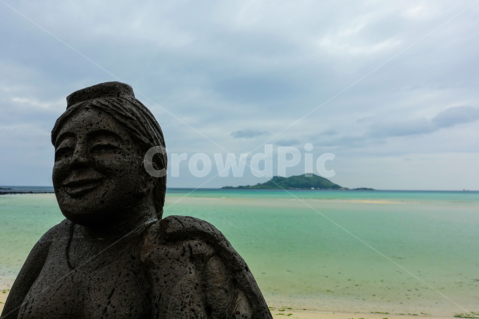 해녀,제주도,바다,하늘,풍경,자연,돌,석상,현무암,금능해변,돌하르방,바위,암석,제주도,jeju,jeju island,조각상,동상,석상,조형물,statue,bronze statue,stone statue,outdoors,옥외,land,땅,nature,sea,ocean,대양,water,물,shoreline,해안선