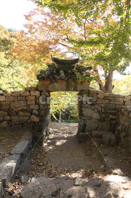 small opening,small passage,stonewall,Passage,entrance