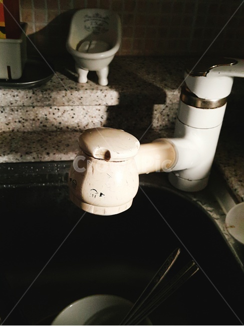 싱크대,주방,햇빛,설거지,수도꼭지,물,주방,키친,부엌,주방용품,요리도구,kitchen,kitchenware,cookroom,cookingutensil