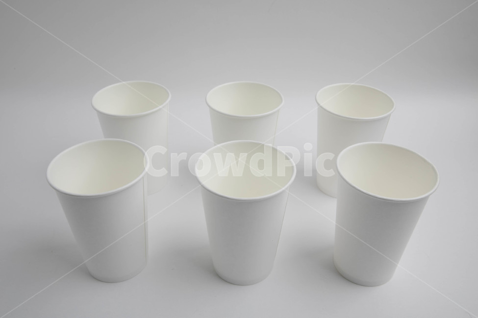 컵,종이컵,테이크아웃컵,커피,뚜껑,화이트,하얀,white,배열,직선,바라보다,나란히,앞에서,위에서,밑에서,배경,백그라운드,백그라운드배경,사물,물건,오브젝트,thing,object,matter,누끼,remove background