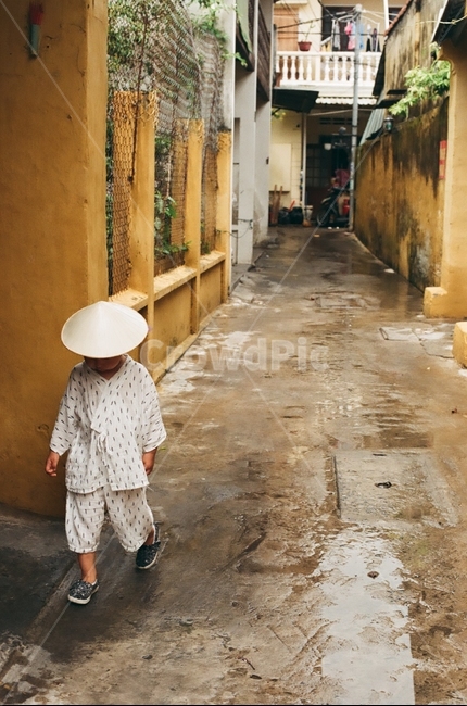 베트남,호이안,골목,아이,모자,골목길,alley,사람,인물,인간,human,person,어린이,어린아이,child,children,kid