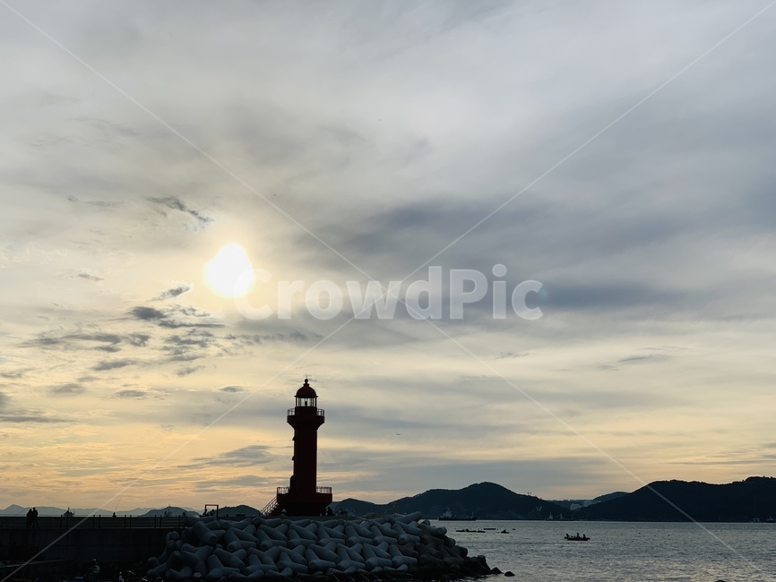 나무,nature,자연,outdoors,옥외,풍경,바다,landscape,물,water,태양,구름,cloud,하늘,sky,한국,korea,부산,busan,sea,노을,sunset,색깔,색상,color,감성사진,감성,feeling,등대,lighthouse,부두,항구,포트,port,architecture,건축물,building,건물,tower,탑,등대,lighthouse