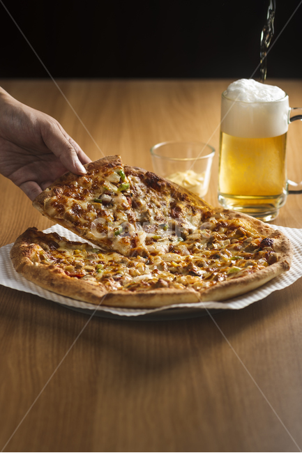 피자,피자한판,한판피자,치즈,콤비네이션피자,콤비네이션,pizza,나무테이블,combination,음식,식재료,요리,food,cook,meal,dishes,food reserves,양식,서양음식,서양요리,western food,western dishes,western meal,western cook,술,주류,alcohol