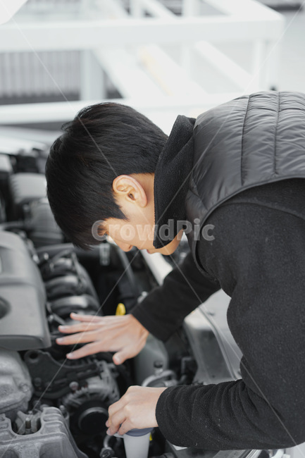자동차,차량,수리,자동차정비,자동차정비기사,자동차점검,남자,엔진,사고차량,사람,인물,인간,human,person,남성,남자,man,male,교통,교통수단,traffic,transportation