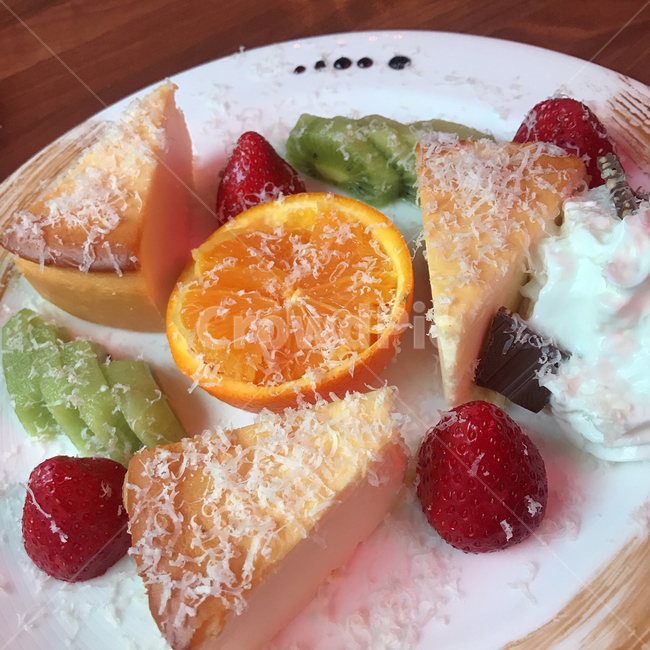 치즈케잌,cheesecake,orange,strawberry,fruit,kiwi,snacks,whippingcream,bar,pub